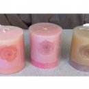 CANDELA CILINDRO IN CERA CON ROSA E FRAGRANZE ASSORTITE